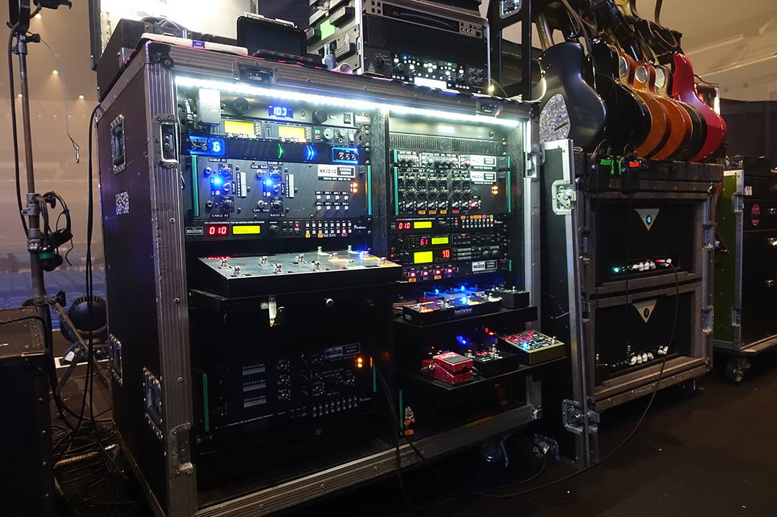 yhayashifrtt's tweet photo. 昨年12月25日、ツアーファイナル「HOTEI Paradox Tour 2017 The FINAL ROCK’N ROLL CIRCUS」にて使用された布袋寅泰氏のギターシステムをご紹介いたします。是非ご覧ください！
https://t.co/yfIUkyGxPA

#布袋寅泰 #hotei #freethetone #silkycomp #petecornish #guitar #routingsystem #effect https://t.co/HaMvolDSc7