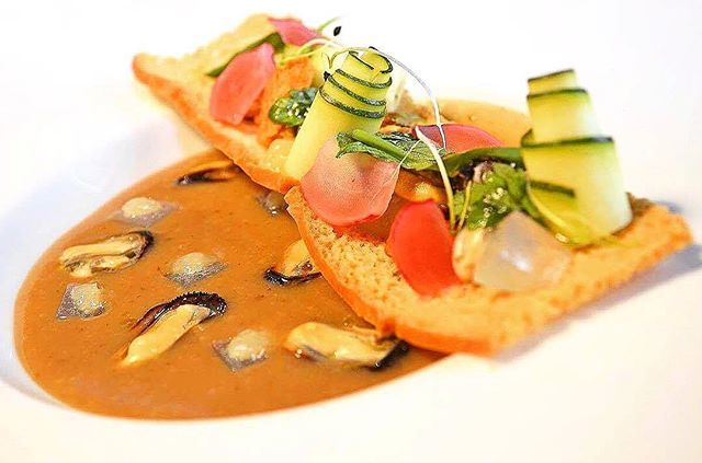"Dal mare ai monti"
Cozze, patate, porcini, cipollotto, limone e cialda...
Piatto di Antonietta Zanini del ristorante Al Bagatto 
<a href="/gingerblondcook/">ginger</a> 
@albagatto7 
#seafood #italianfood #cucinaitaliana #mussels #mushrooms #porcini #chef #cheflife #chefwork … ift.tt/2ovn5hb