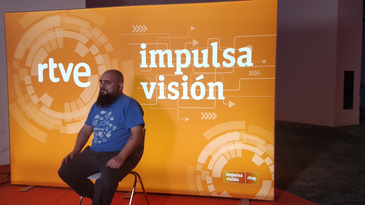 ViMoJo_App's tweet photo. Nuestro CEO @iagofcfm explicando nuestra app a @jromero_tv durante el #4YFN18 @impulsavision https://t.co/MJ7vz7QKxH