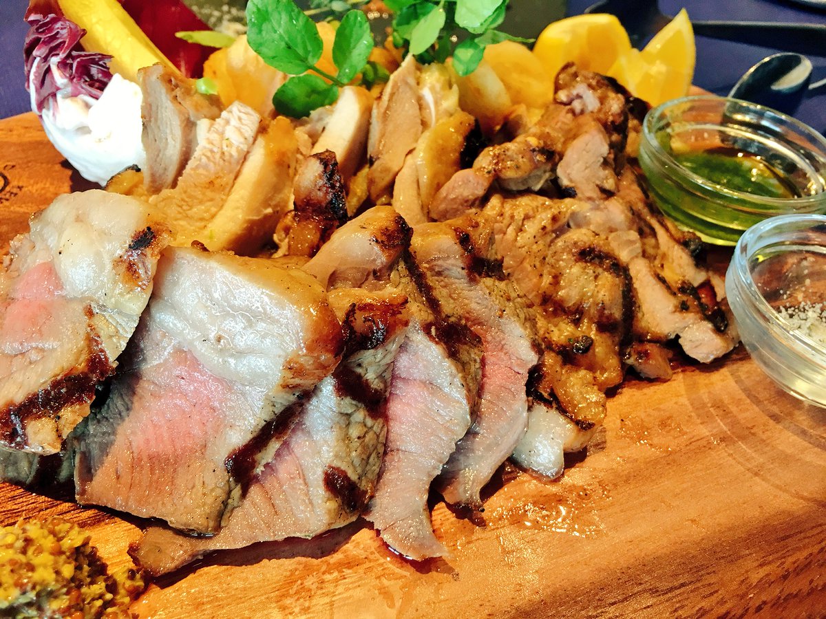 B きょーは家族でキュリオス行って たらふく食べてきたーぞ たのしかったーー 全く前情報なしで行ったんだけど スチパンの世界観でサイコーだった スチパンのレトロでちょっとダークなイメージ サーカスで いい意味で昔の見世物小屋を体験できた気分