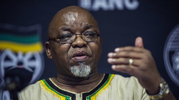 News24's tweet photo. Chamber of Mines welcomes new minister Mantashe as 'man of integrity' | @Fin24 @YolandiG 

https://t.co/QZspQmvfBs https://t.co/oM6oARWlbl