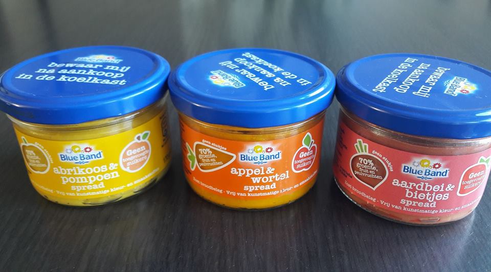irenelelieveld's tweet photo. Nieuw interessant product op de markt.
De reclame sprak me aan omdat ze lieten zien dat kinderen vooral snoep op hun brood eten. Roep ik ook altijd. Dit is een smeersel van groente, fruit en in 2 zitten ook kikkererwten. #bleuband #abrikoospompoen #aardbeibietjes https://t.co/T1m4dhsO6I