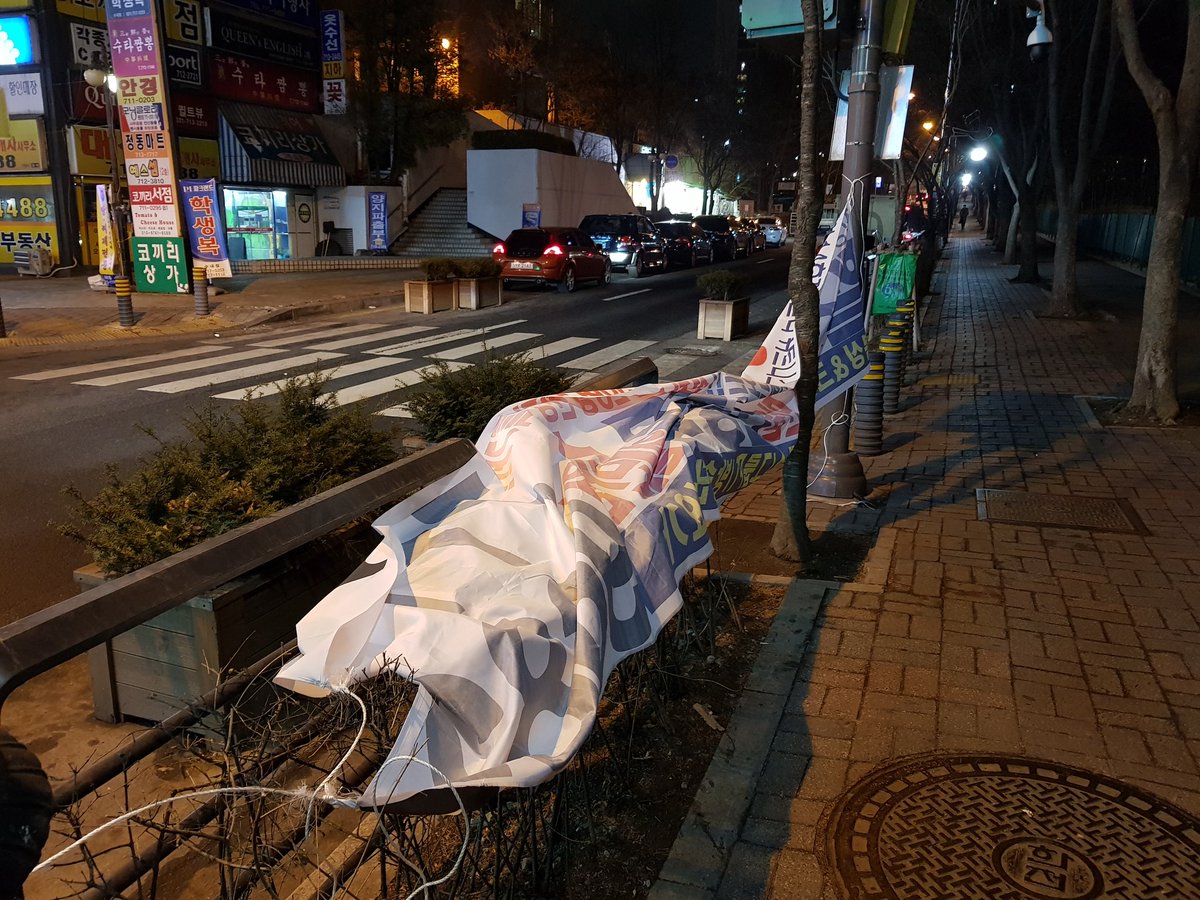 [낮에도밤에도 깨끗한 수내2동!]

오늘 수내2동(동장 임병영)에서는 청결한 마을을 만들기 위해 야간순찰을 실시하여 관내에 게첨된 불법현수막을 제거하였습니다!

야간에 신경써야 할 점은 낮과는 다르다는 것을 다시금 깨닫게 되는 시간이었습니다^^

언제나 파이팅하는 우리 수내2동~~

#성남시