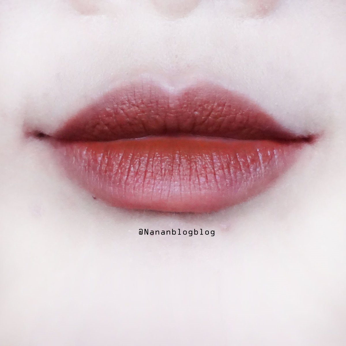 Nananblogblog's tweet photo. Daiso มาละจ้าาา
Kiss Mini Lipstick NO. 08
อันนี้เรียกว่าน้ำตาลอมส้มนะทุกคน
อมแดงด้วยนิดนึงก้ได้ ทาได้ทุกสีผิวชัวร์ๆ
แล้วนางสีแน่นมากเด้อปาดทีเดียวเอาอยู่เลย
ด้านนึงเป็นเนื้อลิป ด้านนึงเป็นฟองน้ำเอาไว้เกลี่ย
#ไว้รีวิวห้ามขายของโว้ยย #HowtoPerfect  #daiso #ของมันต้องมี #รีวิวไดโซะ https://t.co/Zs7Q0HfFtu
