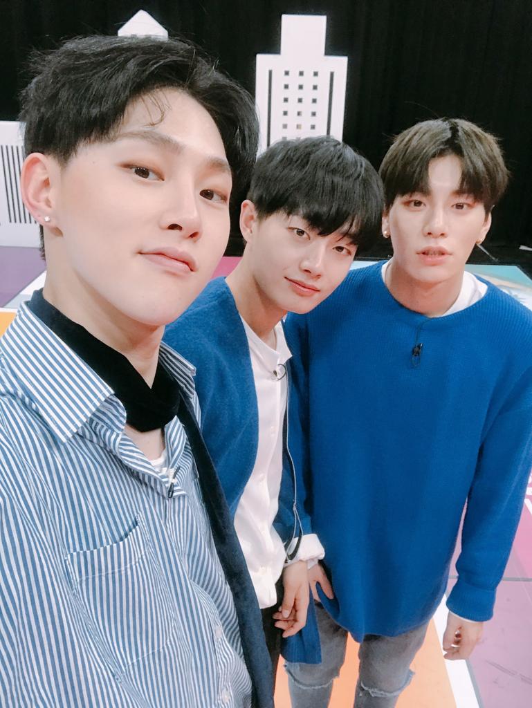 M2MPD's tweet photo. 앞으로 화요일만 손꼽아 기다릴 조이풀을 위해 준비했습니다😎 '노랑나랑은' 팀과 '아이고아파랑ㅋ' 팀의 미모 대폭발 셀카! #아이돌리티 #JBJ_조이풀마블 @JBJofficial787 #JBJ #조이풀마블 https://t.co/MnovTJEqCZ