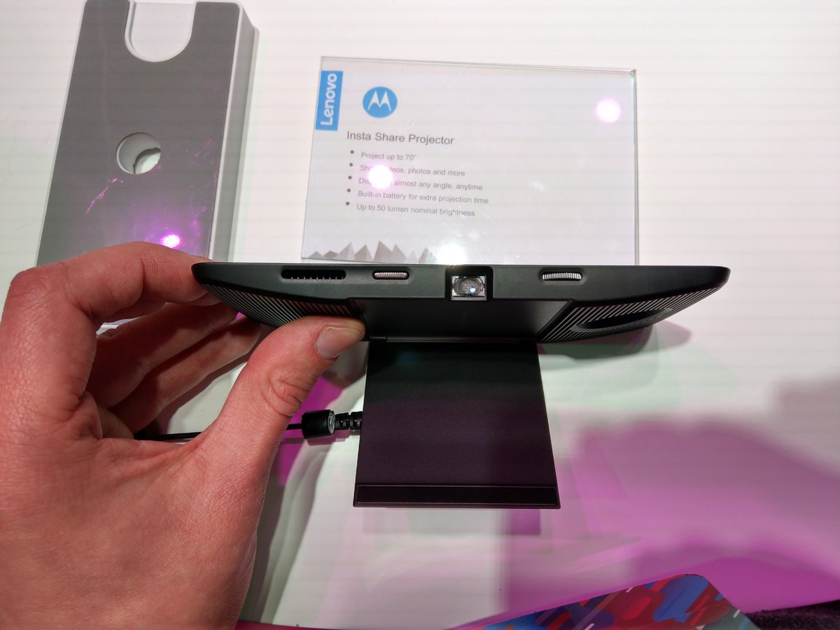 techundtrara's tweet photo. Mit den #MotoMods zeigt @lenovode seine Smartphone-Erweiterungen. Neu ist etwa der Health Mod. #MWC18 #MWCPiloten https://t.co/7ebTgHxjfW