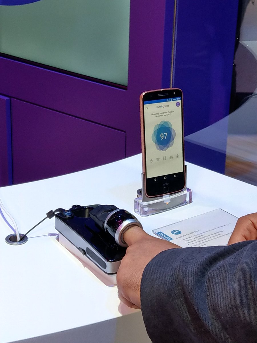 techundtrara's tweet photo. Mit den #MotoMods zeigt @lenovode seine Smartphone-Erweiterungen. Neu ist etwa der Health Mod. #MWC18 #MWCPiloten https://t.co/7ebTgHxjfW