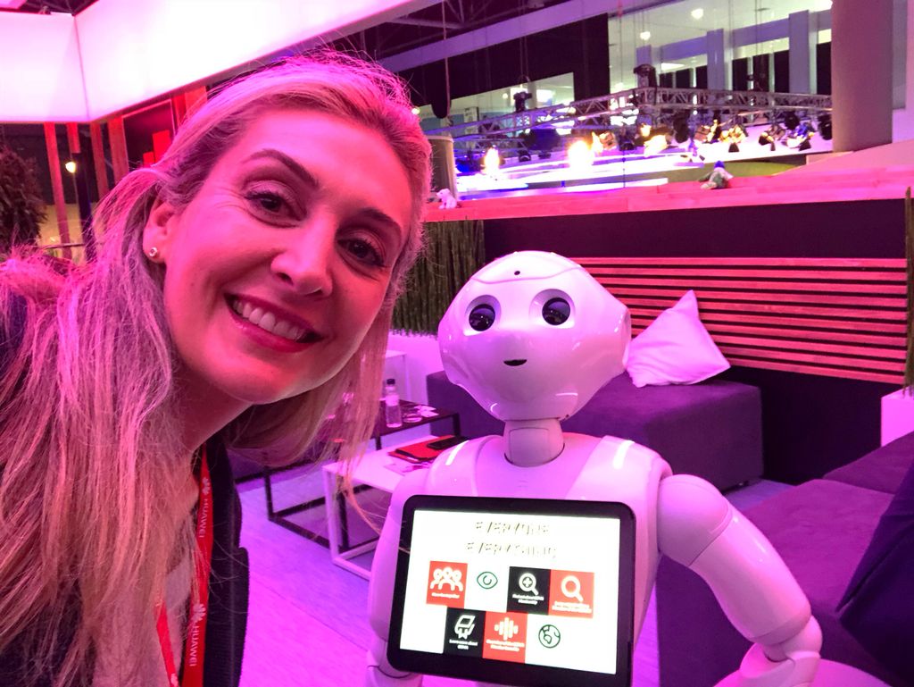 Baseplayco's tweet photo. @Basebone’s CEO Michael Holmquist and Brand Manager @VANESSADELCLOS discussing #business #opportiunities with @GSMA new team member!#GSMA #MWC18 #Robots #Basebone https://t.co/Xmo5bBDYEy