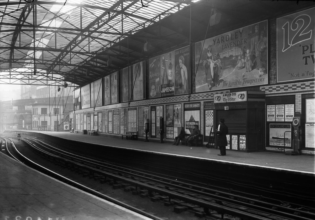 robnitm's tweet photo. Farringdon &amp; High Holborn station in 1934. https://t.co/SfkEKIf2Pp