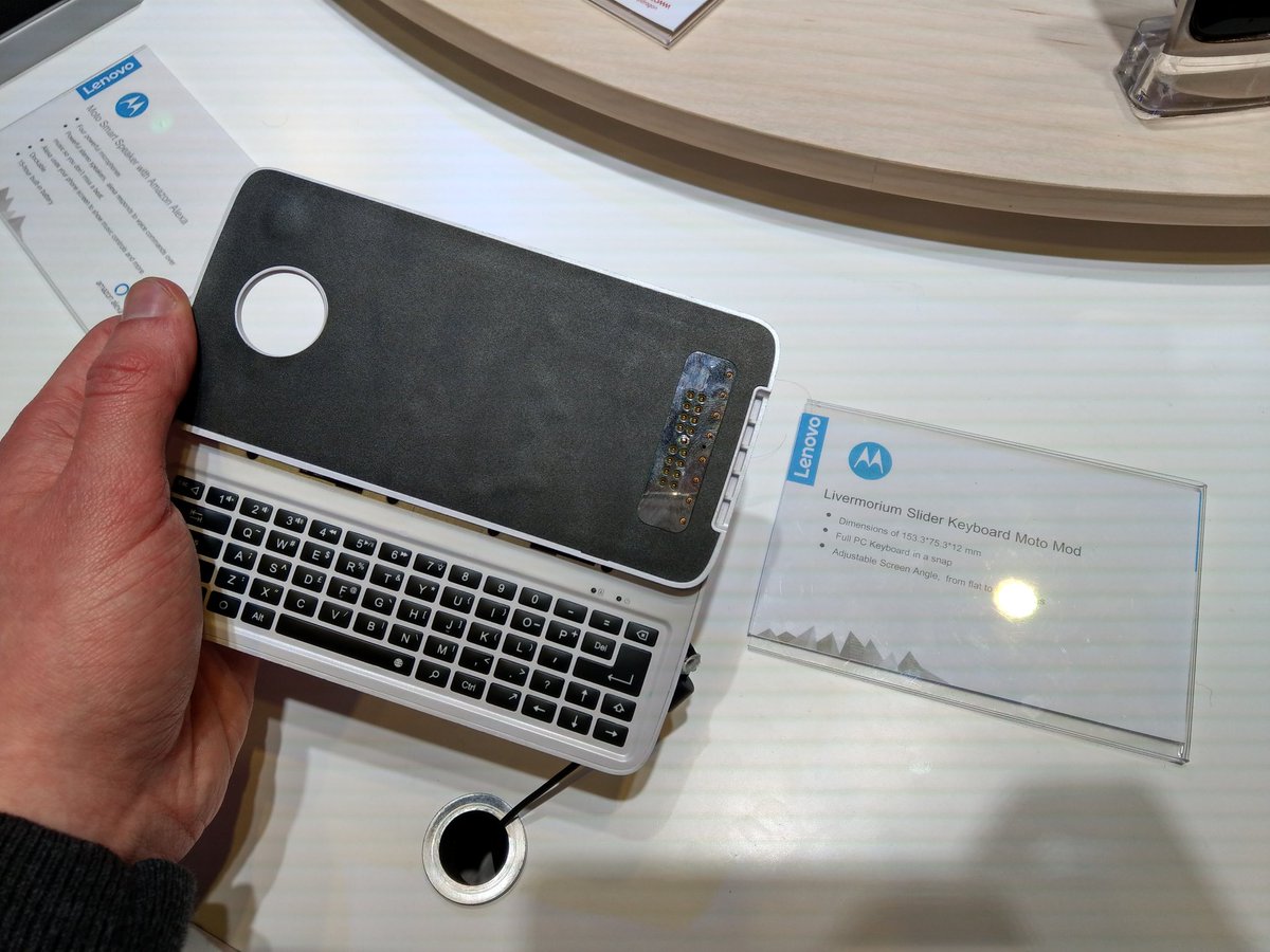 techundtrara's tweet photo. Mit den #MotoMods zeigt @lenovode seine Smartphone-Erweiterungen. Neu ist etwa der Health Mod. #MWC18 #MWCPiloten https://t.co/7ebTgHxjfW