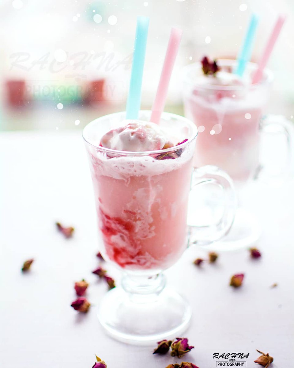 rachnaskitchen's tweet photo. Happy Tuesday folks.
Past two days weather is freezing cold here in London. Still I am crazy about this rhubarb ice cream floats. Keep calm sipping on 🤗 enjoying 🌨️
.
 #holi #rhubarb #comfortfood #pinkdrink #homecooked #eattheworld #icecream https://t.co/ctOEuHBuE1
