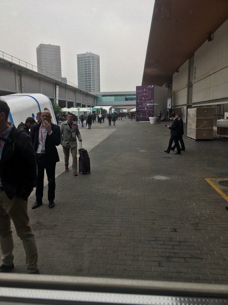 paulsthomp's tweet photo. Now snowing in MWC Barcelona ☹️ https://t.co/w9l9GlF2Hy