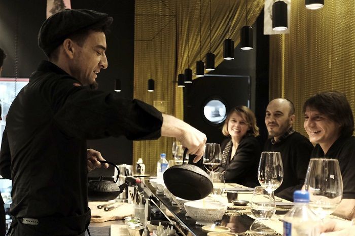 <a href="/emilcrudito/">Emil Crudito</a> es uno de los grandes regalos que nos dejó el 2017 y lo demuestra el hecho de haberse convertido en poquísimo tiempo en un referente en la capital.
unbuendiaenmadrid.com/crudito/