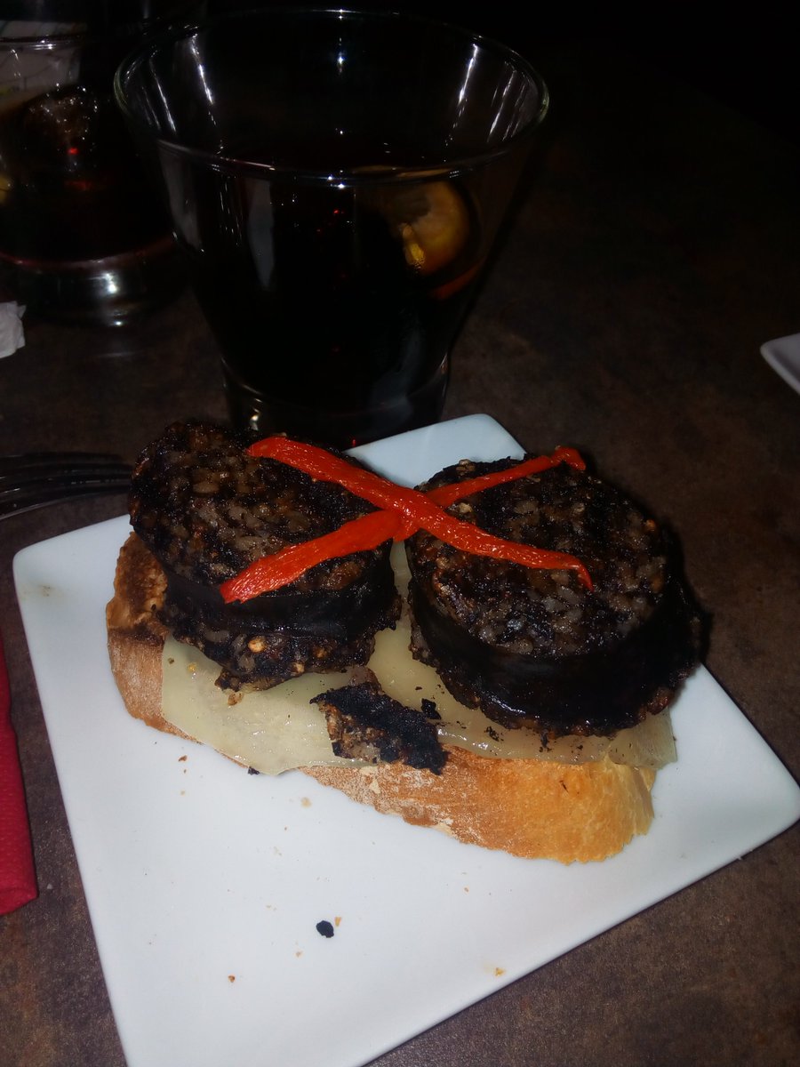 TAPA DEL DÍA, MORCILLA DE ARROZ CON QUESO FUNDIDO Y PIMIENTOS ROJOS irdetapeo.blogspot.com.es/2018/02/tapa-d…