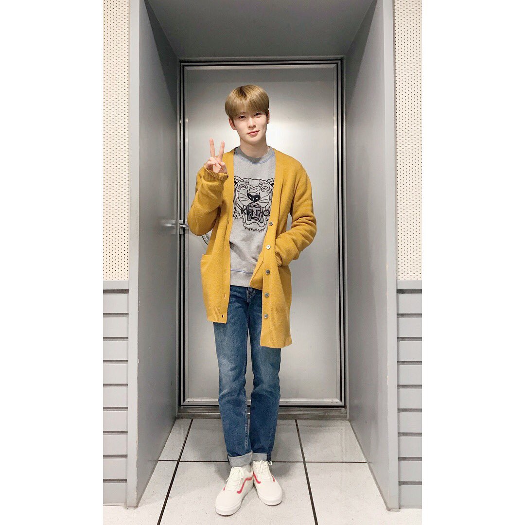 valentinesboy97's tweet photo. 보스 안무영상 재현이 신발 : 최근 엔나나에서도 자주 신었던 반스 올드스쿨 스타일36 레드 https://t.co/e4eDdQDXED
