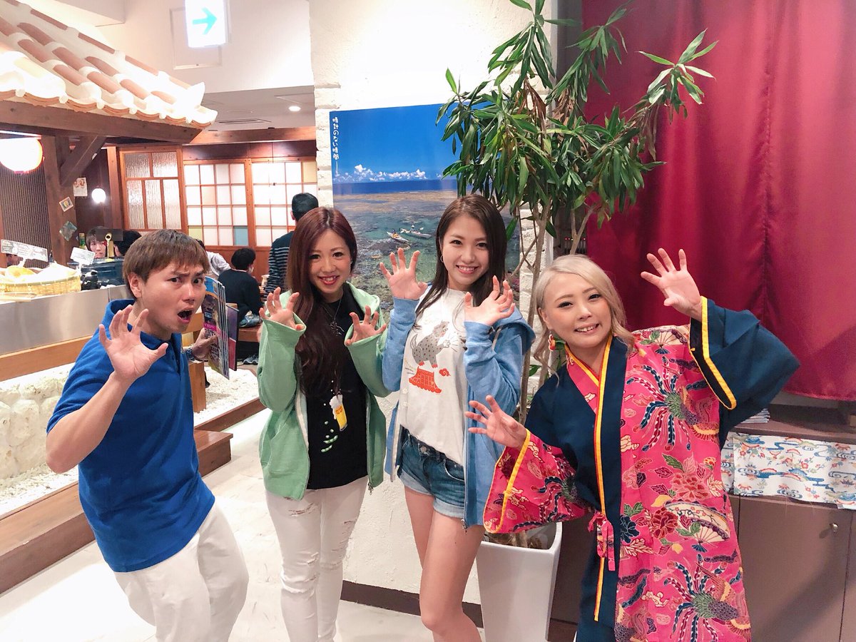 武田 奈津美 No Twitter 島しゃぶしゃぶnakama 沖縄の新鮮な野菜が食べ放題のしゃぶしゃぶ バラのようなお肉が有名だよ 琉球音楽のliveも素敵でした 沖縄 His沖縄専門店 島しゃぶしゃぶnakama 国際通り