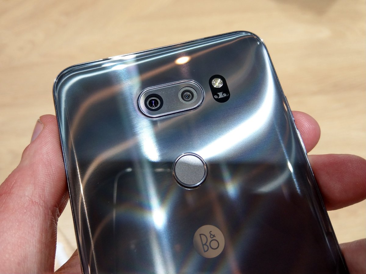 techundtrara's tweet photo. Die Weiterentwicklung des #LGV30 hört auf den etwas sperrigen Namen LG V30S ThinQ. Der Name ist Programm, denn unter der Haube steckt eine weiterentwickelte #AI. #MWC18 #MWCPiloten https://t.co/sXy6RaUNjp