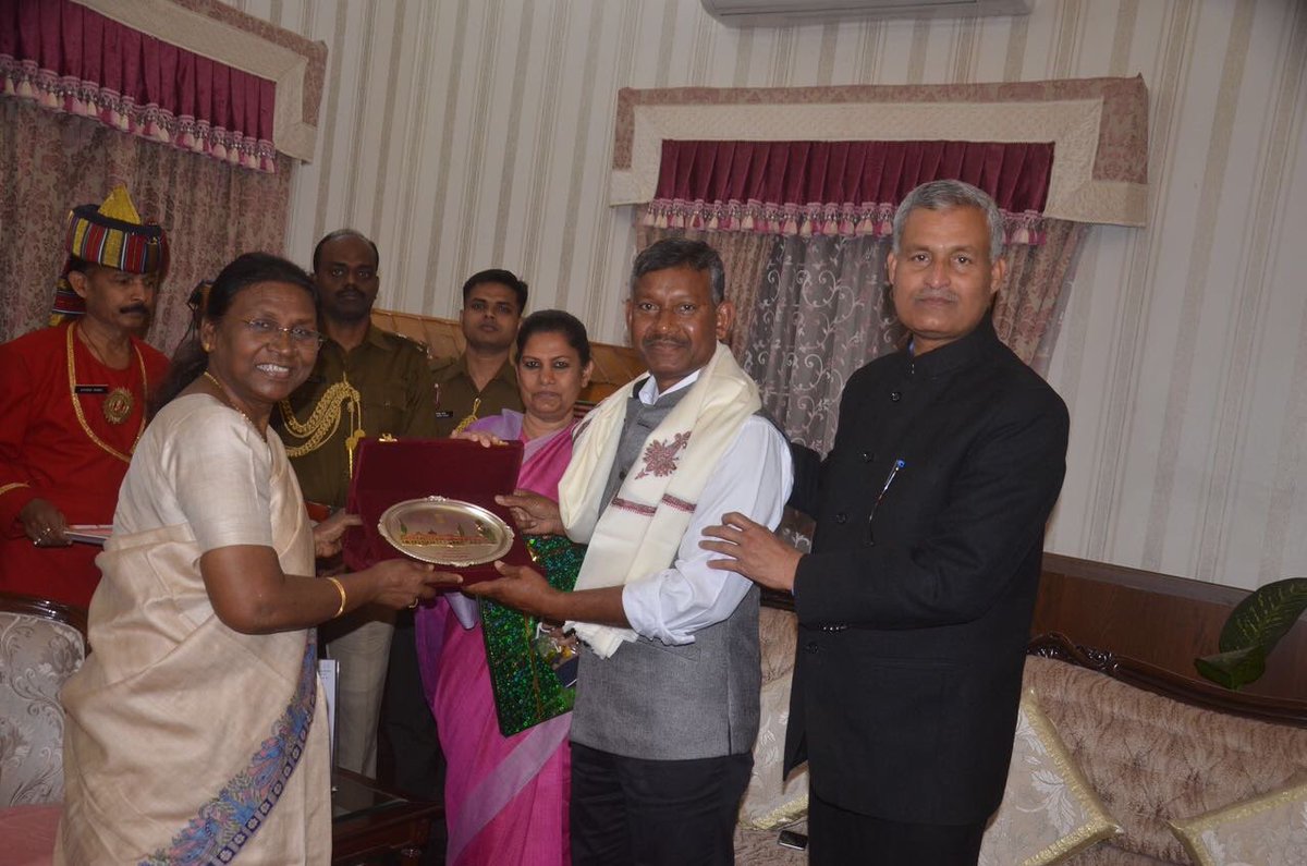 jbtubid's tweet photo. महामहिम राज्यपाल श्रीमती द्रौपदी मुर्मू जी से मुलाक़ात हमेशा प्रेरक रही है। मैं और राजबाला जी आज दोपहर उनसे मिलने राजभवन गए और उन्हें होली की बधाई दी। ईश्वर उन्हें स्वस्थ और ख़ुश रखें। झारखंड वासियों को होली की अग्रिम शुभकामनाएँ और बधाई। #JBTubid #Jharkhand #ExHomeSecretary https://t.co/FuHcLdejY6