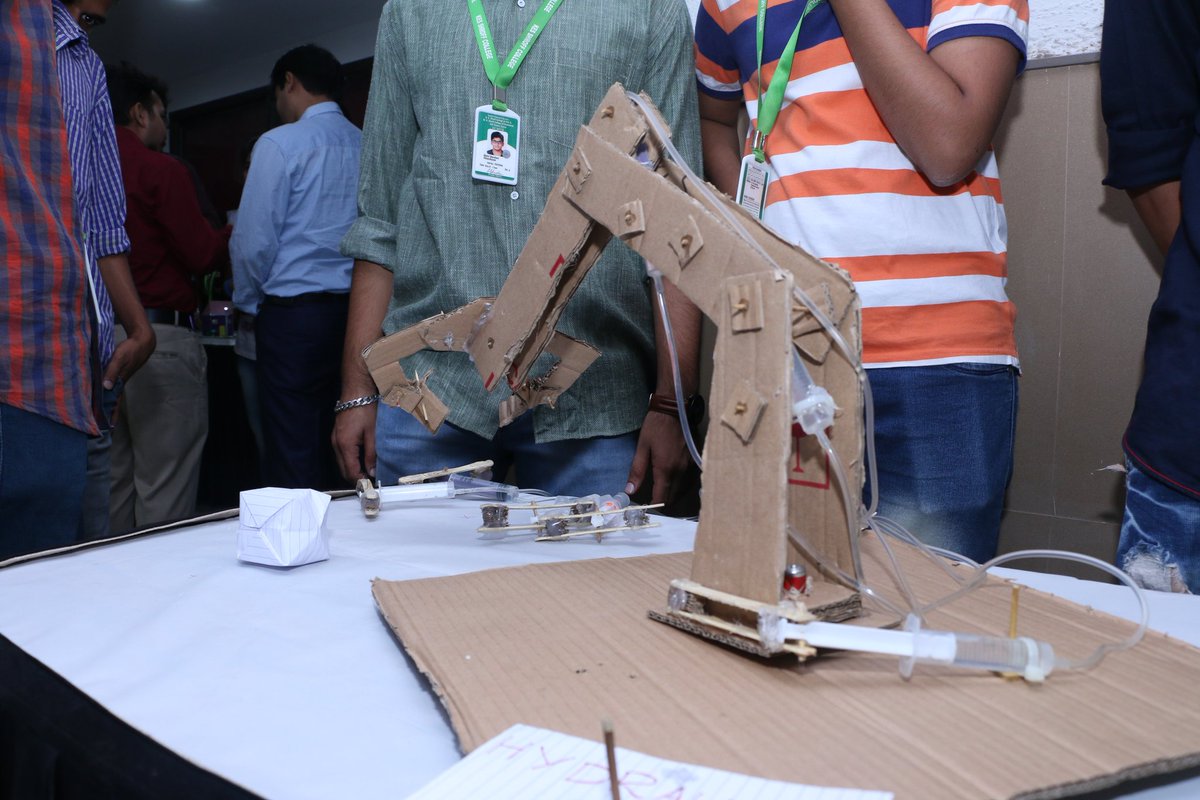 kes_college's tweet photo. (1/2) Department of *Information Technology* #KESSC organized a Project exhibition today in which
The students demonstrated there projects amazing, we are pleased and proud to see such work by #KESSC students
#kessc #college
#kes #college #project #exhibition #exhibit https://t.co/OCSQJmfMM3