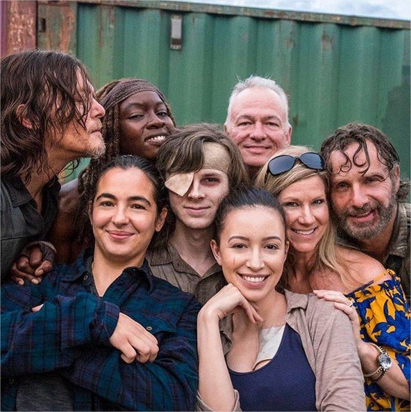 PreviouslySerie's tweet photo. #TheWalkingDead

🔘NOVEDAD🔘

Foto final de parte del equipo y cast junto a @chandlerriggs en su despedida😪 https://t.co/R9DyB15ItW