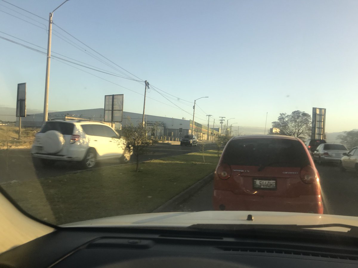 deephacking's tweet image. Vehiculos en contra de via, calle de salida colonias Prados de Castilla, Fuentes del Valle V, Condado el Carmen en Villa Nueva. Uno de ellos casi provoca un accidente. @amilcarmontejo @SantosDalia