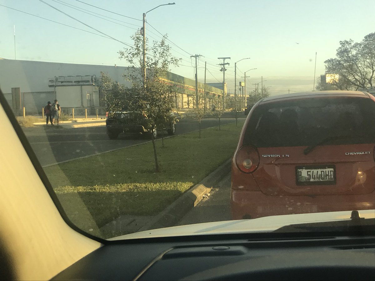 deephacking's tweet image. Vehiculos en contra de via, calle de salida colonias Prados de Castilla, Fuentes del Valle V, Condado el Carmen en Villa Nueva. Uno de ellos casi provoca un accidente. @amilcarmontejo @SantosDalia