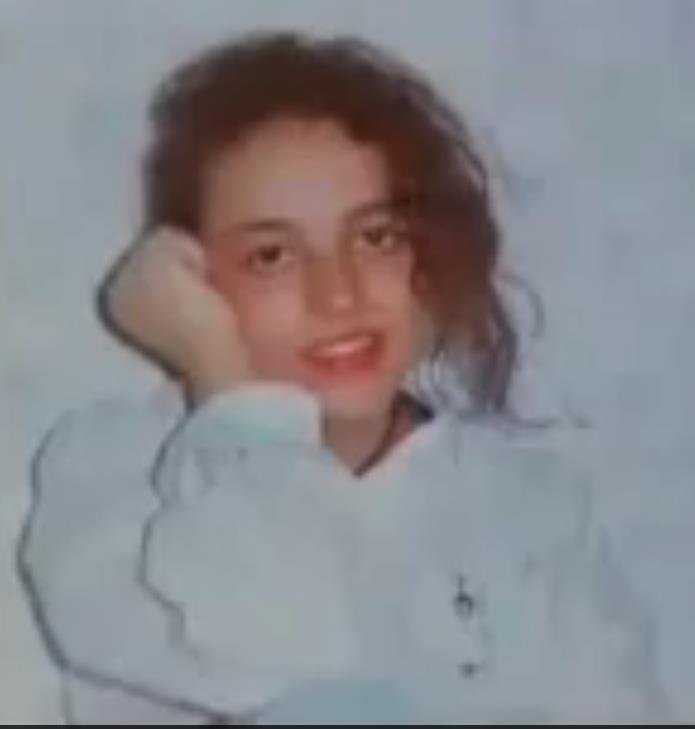 XIDALI's tweet photo. Katia Bengana, assassinée un 28 Février 1994 à Mefath pour avoir refusé de porter le voile. Elle n'as écrit ni livre ni tweet ni fait des télés pour raconter au monde son héroïsme et son courage. Elles sont des milliers en Algérie ces héroïnes anonymes! https://t.co/Jx9mOp3LB8