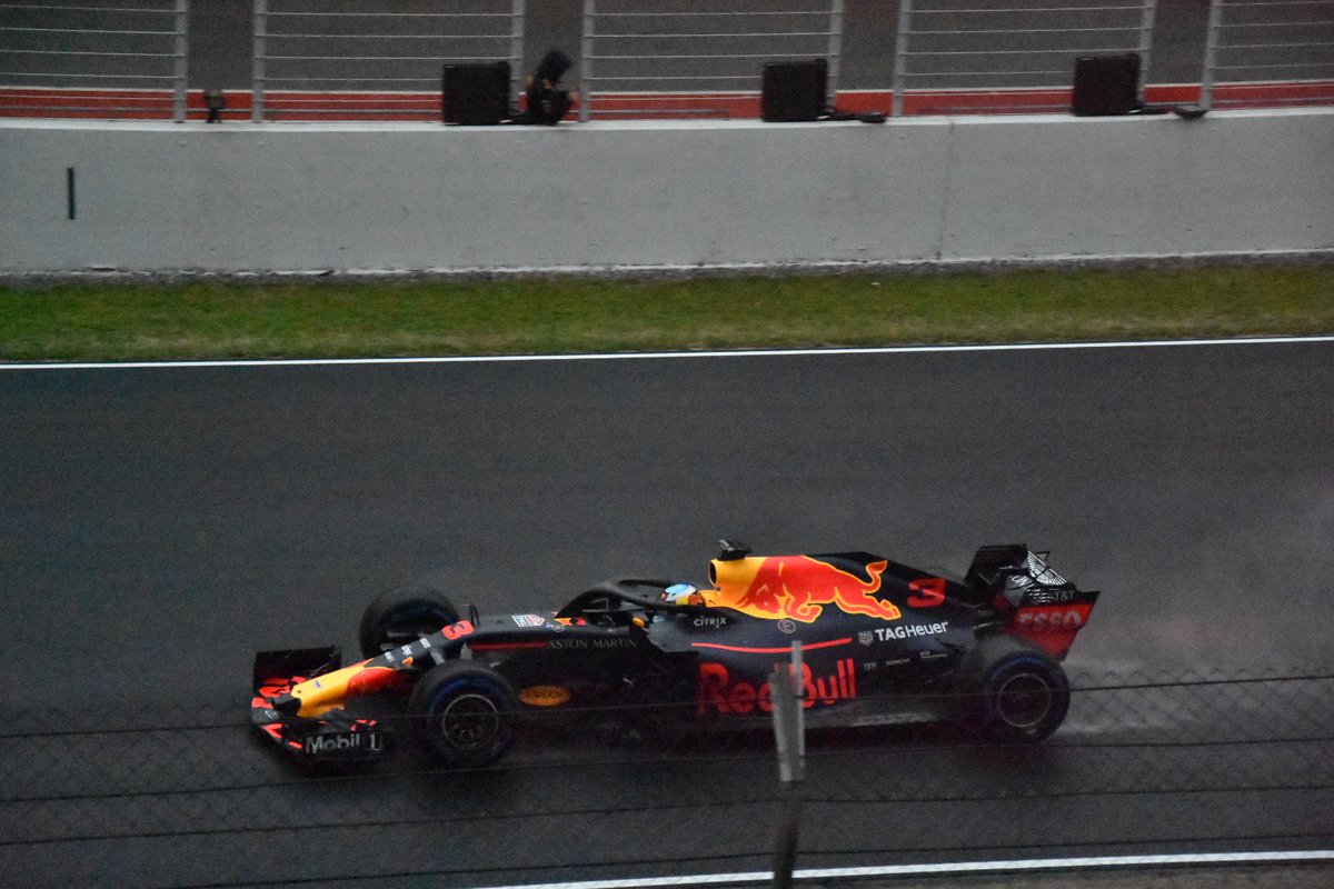 xgliamiciela's tweet photo. My birthday with you at @Circuitcat_cat 
@danielricciardo @ricciardo @redbullracing 
#danielricciardo #ricciardo #circuitdecatalunya #wintertest #F1  #f1wintertest #socold #memybdayandyou #myreasonofeverything #RB14 #❤ https://t.co/LzKfIu5Ezl