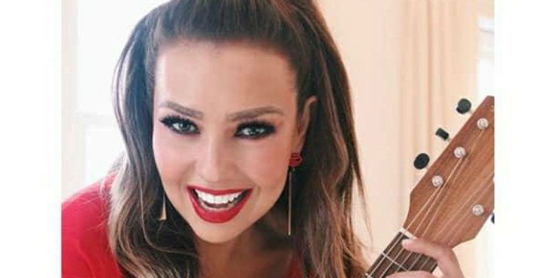 carasbrasil's tweet photo. Que tal? Thalia surge com cabelos cor de rosa https://t.co/irH0j6A7Ql https://t.co/vSW7SFNXsf