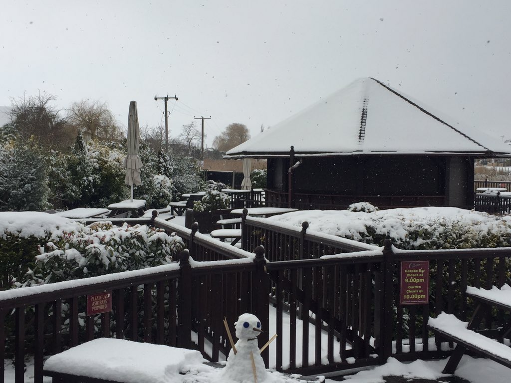 oysterfleet2's tweet photo. Beautiful views here today, come as join us for lunch or dinner and see for yourself! #snow #snowday #snowviews #SnowMan ❄️☃️ https://t.co/j8TDYwaI2e