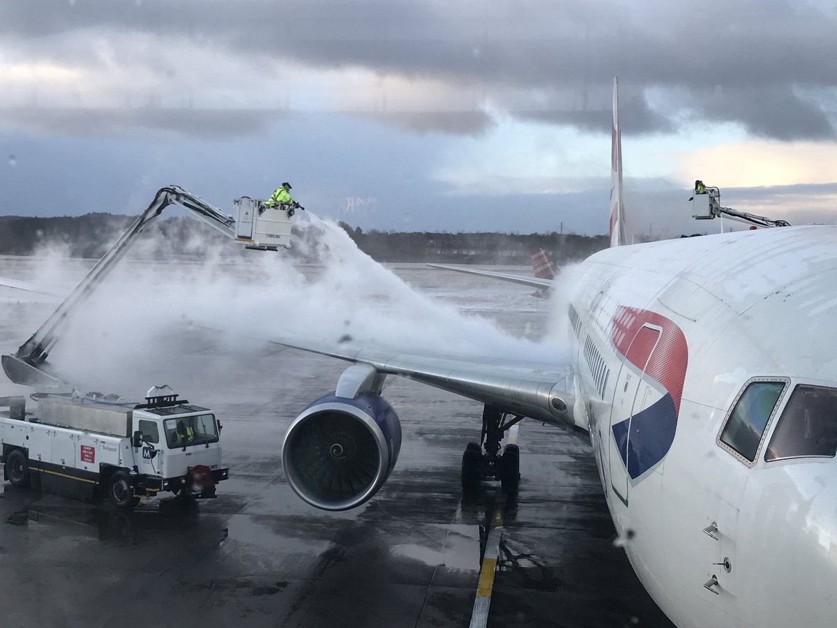 Emulsion_London's tweet photo. #Snowmageddon at #Edinburgh Airport... the Scots finally beaten by the #beastfromtheast as they shut the airport to clear the runway of snow ❄️ https://t.co/N0GT0e1rOC