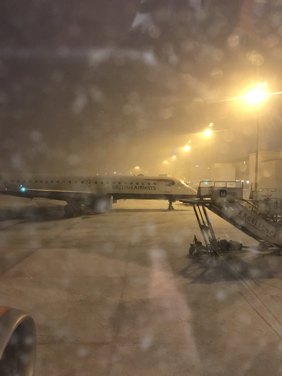 Emulsion_London's tweet photo. #Snowmageddon at #Edinburgh Airport... the Scots finally beaten by the #beastfromtheast as they shut the airport to clear the runway of snow ❄️ https://t.co/N0GT0e1rOC