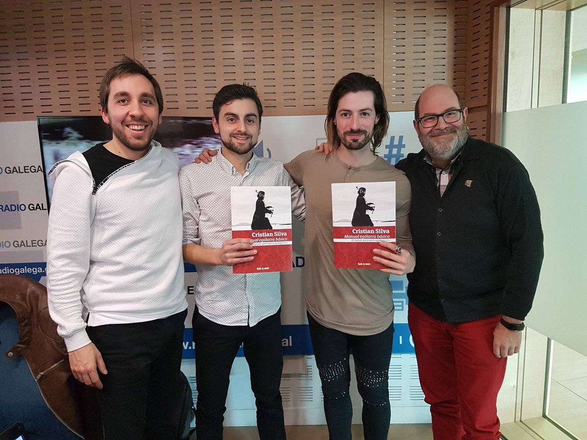 Presentación do “Manual ególatra básico” en Lume Na Palleira de Radio Galega Música.
Gustavo Couto (Asociación de Gaiteiros Galegos), Rafa Crespo (Editorial Ton e Son), Cristian Silva e Emilio Españadero (RGM).
#radiogalega #lumenapalleira #cristiansilva #tonesoneditorial