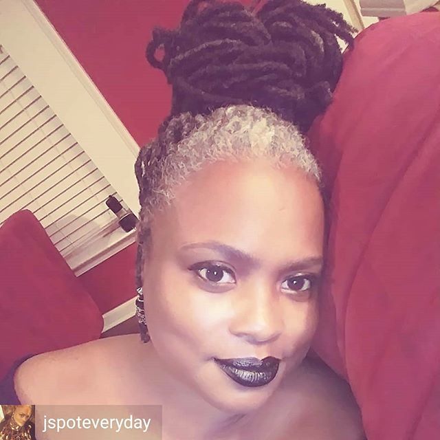ProudGrayHair's tweet photo. Baaaaaby, when those gray roots come pushing thru, you can't tell us a damn thing!! Loving the contrast, Sis!👐😍 #ThoseRootsTho
#GrayRoots #GrayHair #GrayLocs #Locs #LocUpdo #NaturalHair #BlackWomanGrayHair #NaturallyGrayNaturallySlay #GrayRootsBlackL… https://t.co/qxGUv5VqtS https://t.co/SyyitkSeyn