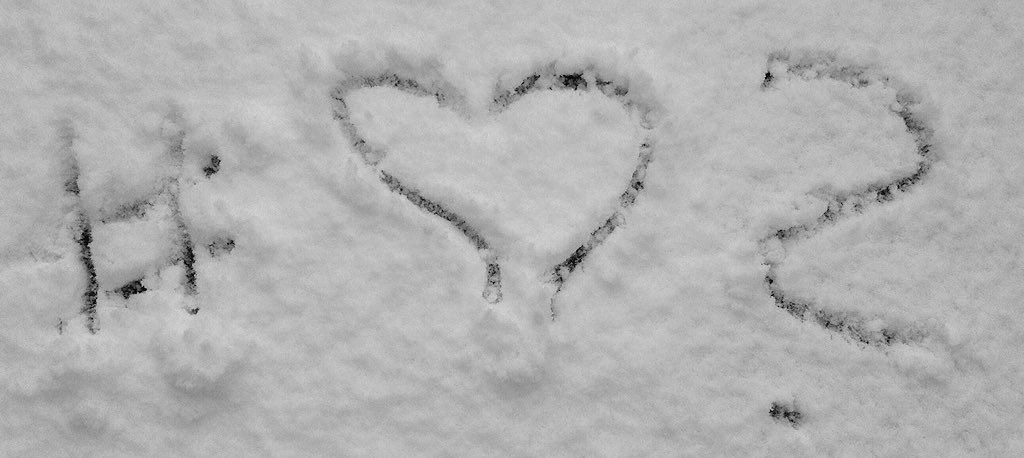 dREAmy_04's tweet photo. @ReaGarvey 
spREAd the ❤️ in the world 🌍❄️
#isitlove #❤️? #NEON #snowday #frozenoutside ❄️ #warmheart 🔥 https://t.co/1DLXuuw0WG