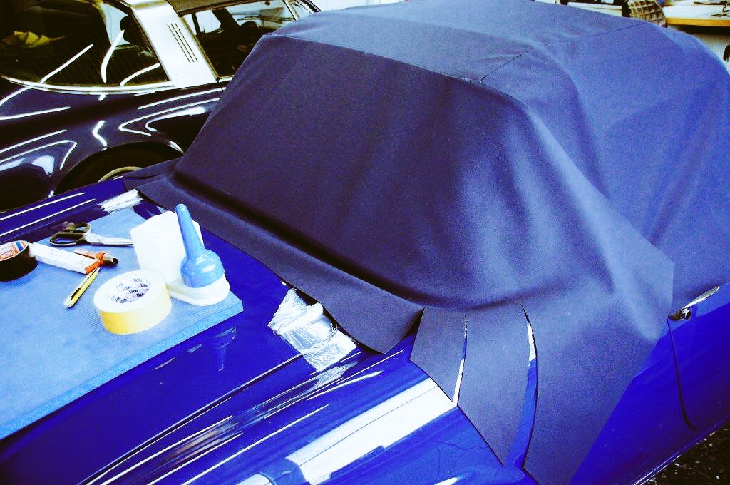 RobertRoseGmbH's tweet photo. Neue Mütze für Guila 😘 #sattlerei #alfa #giulietta #AlfaRomeo #cabrio #cabrioverdeck #oldtimer #Dortmund #manufaktur #Auto https://t.co/BhnJnSWIxb