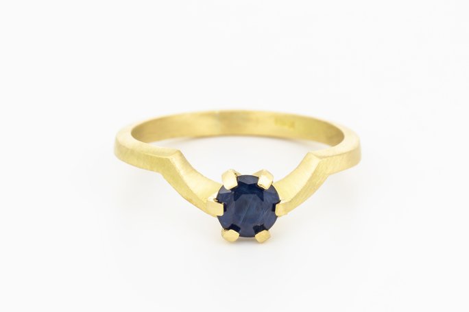 michalbendzel's tweet photo. The Blue Sapphire Solitaire Engagement Ring features a 0.5ct #BlueSapphire set in 18K yellow gold. This ring is stackable if you wish to wear with another alongside.  https://t.co/KQC6WRQyzy https://t.co/4f12pnZuof