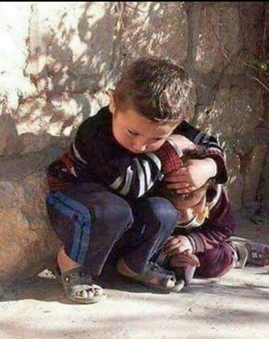 من علمك يا بنى
من علمك الشجاعة والشهامة 
حتى أصبحت رأس أختك أغلى عندك من أم رأسك 
من زرع فيك الغيرة على عرضك النابت الصغير 
في عالم لا يعرف للأعراض حرمة ولا يخشى سخط ربك 
من جعلك تجلس على أطراف اناملك غير مستقر 
وأختك تجلس على الأرض مختبئة تحتمي بجسدك 
ما تصنع يديك الصغيرتين
