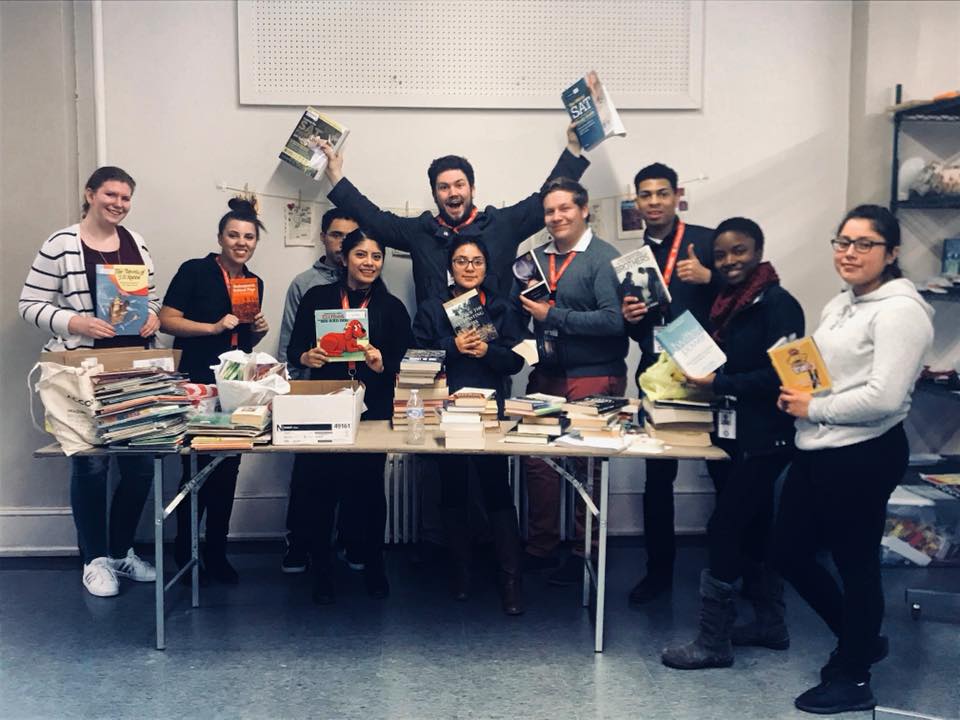 A local high school student donates 100 books to our community program, Families to College! 
familiestocollege.org/local-high-sch…