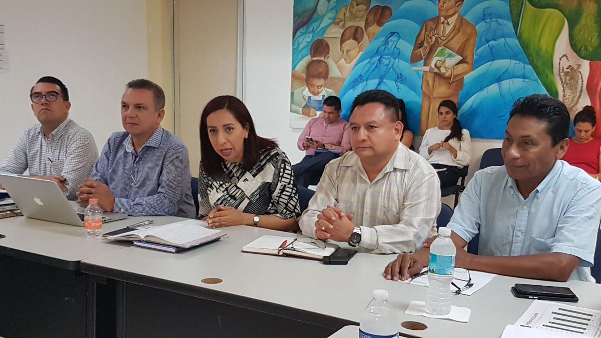 EducacionQR's tweet photo. Titular de SEQ @ana_anaissabel  se reúne con directores/as de educación  superior del  Estado, con el objetivo de trabajar de manera conjunta,  coordinada y  precisa para mejorar la calidad educativa dentro de las  instituciones,  apegándose al Nuevo Modelo Educativo. https://t.co/ptYtdnRJkE