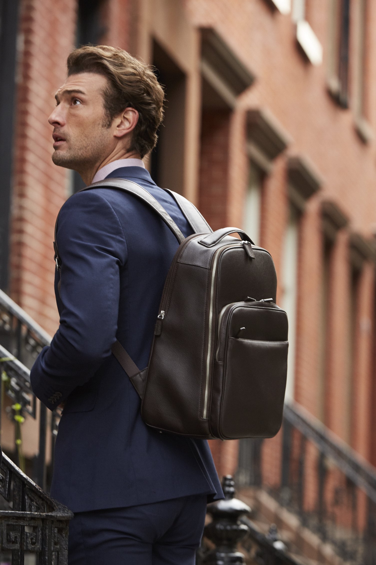 Samsonite USA on X: Suit and tie chic. Swing this Men's Leather Classic  Traditional #Backpack over your shoulder to start off the day.  #WeCarryTheWorld https://t.co/fGeeNVQX07 / X