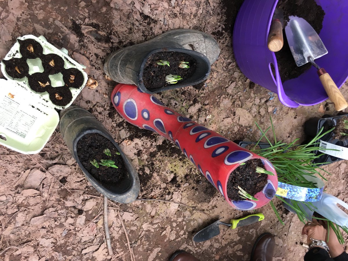 missKaurUSW's tweet photo. Had a great outdoor session today, learning about how we can use recycled resources to start planting ! 🌱.  Also an excellent activity to teach children about consumption and waste and about the natural environment, which are key elements of the ESDGC policy 🌎 ♻️🗑🌿. https://t.co/L5M3qR8Z2n