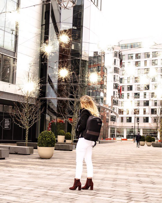 SamsoniteUSA's tweet image. Lights, camera, action. @styledbyholly takes our Kombi bag to the streets. #WorkNotWork