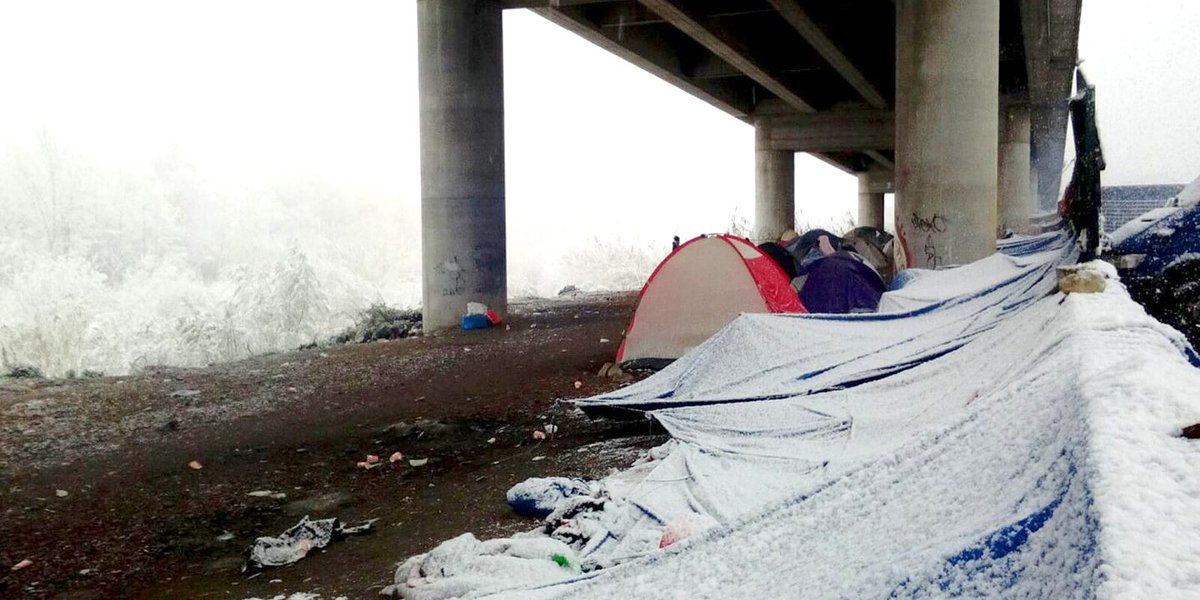 Nevica nel campo stanziale di Ventimiglia, ai confini d’Europa. Il bel paesaggio innevato che copre le case e le strade, fa però emergere l’irresponsabilità e l’inadeguatezza istituzionale dinamopress.it/news/ventimigl…