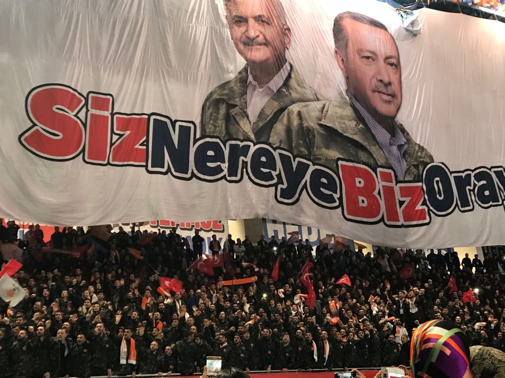 Oslo'da pkk ile pazarlık yaptınız
Kandil'le pazarlık yaptınız
Habur rezaletine imza attınız
Çözüm sürecinde pkk'ya göz yumdunuz
İmralı canisi ile pazarlık yaptınız
Şimdi de mehmetçik uzerinden siyaset yapıyorsunuz
Kirli ellerinizi çekin
#MehmetçikSiyasetÜstüdür