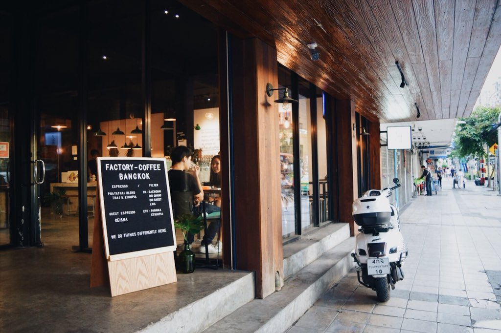 Thwa_94's tweet photo. #factorybkk factory coffee เป็นร้านที่อยู่ระหว่างทาง BTS อนุฯ ก่อนถึงวรรณสรณ์ บรรยากาศดี กาแฟอร่อย มีเพลงให้ฟังเบาๆ เหมาะไปนั่งพัก/ทำงาน แถมมีเมนูเก��ๆให้ลองเยอะ น่าจะชอบกัน #aroii #อร่อยไปเเดก #อร่อยนะรู้ยัง @aroii https://t.co/UvA1lG5TWK