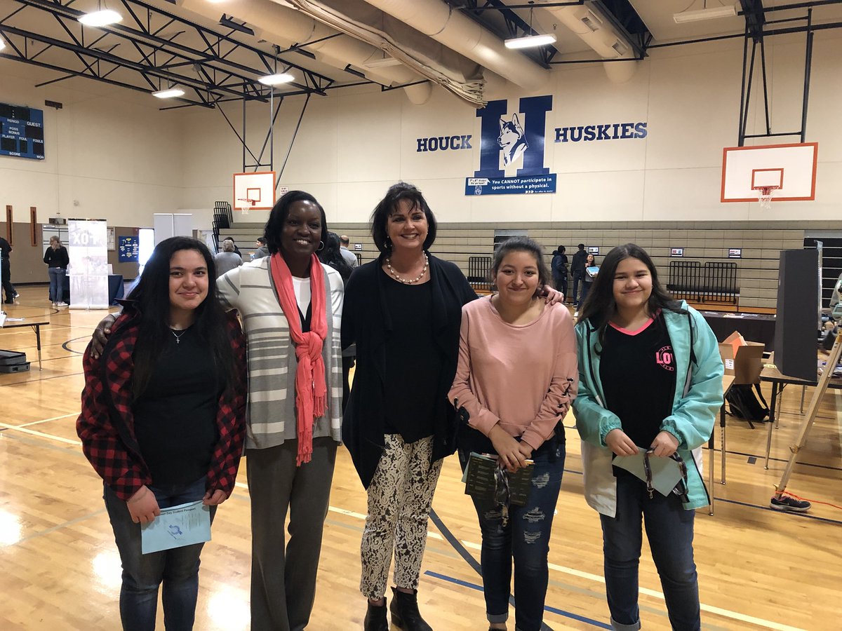 salemkeizer's tweet photo. Over 25 businesses, organizations, colleges and other professionals talked with students at Houck Middle today at its first ever Career Fair! #CTEMonth #CTEMonth2018 #ThankYou https://t.co/nZITjiSG74