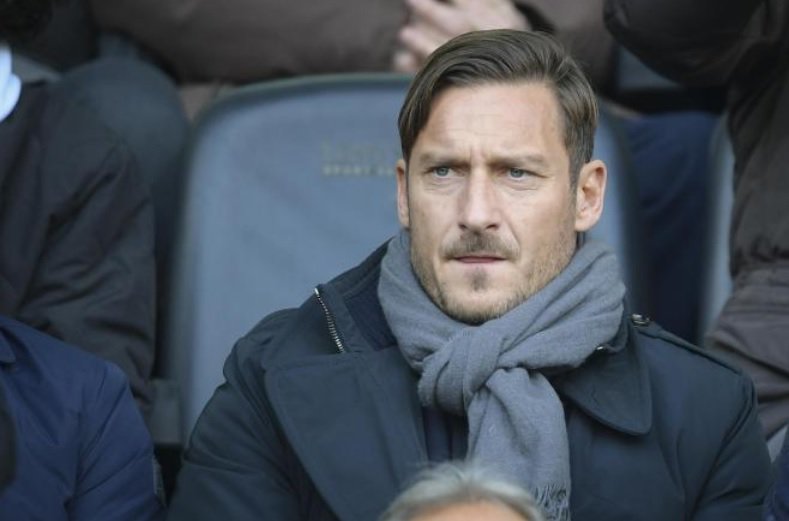 tempoweb's tweet photo. #Totti difende #DiFrancesco "La #Roma si rialzerà"  E sullo #scudetto: "Spero lo vinca il #Napoli" https://t.co/GoTVqNwZJR @OfficialASRoma @francescaschito https://t.co/EvTrOWWAu2