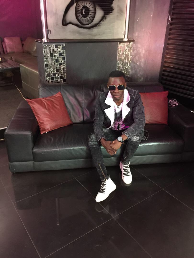 DouglasLwangaUg's tweet photo. Showtime #NbsAfter5 ready to roll with yall. What u wish to see is what we run 4 you and don’t forget to keep voting ur Golden song.Holla🔥 

KATS X ME X ROJA X MERCY

Stylist @Yuppysclothing 
Location @CayenneKampala  @gareth_onyango 
@nbs_after5 @RojaDj @mckatsug @dvjmercypro https://t.co/A75IYTdGL7