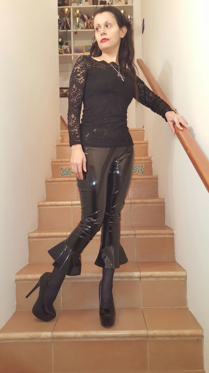 MaidaRodilossi's tweet photo. #model #boohoo #collant #pupamilano #kikomilano #erredue #Lancome #vinyl #poser #leggings #lace #calze #makeup #pantyhose #twitter #love https://t.co/a1KvWkK9QK
